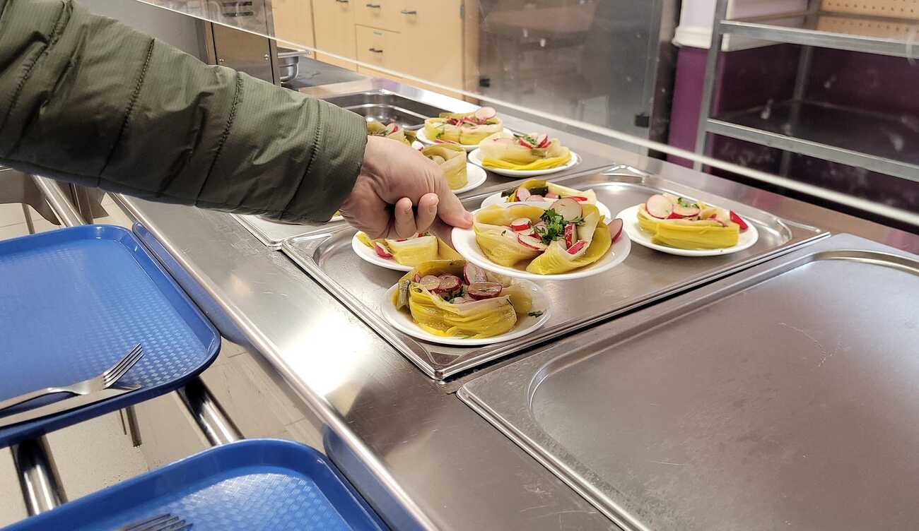 Image de diaporama montrant des poireaux vinaigrettes dans des petites assiettes au self