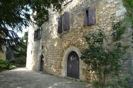 Façade en pierre de lhébergement collectif Lou Simbeu situé au village à 10 minutes à pieds du centre sportif