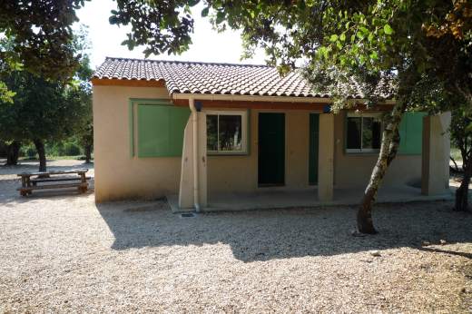 Vue extérieure dune des petites maisonnettes de lhébergement collectif Les Cades