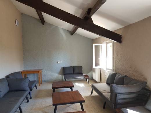 Grand salon situé dans lhébergement collectif mas du chêne à 5 minutes à pieds du centre sportif