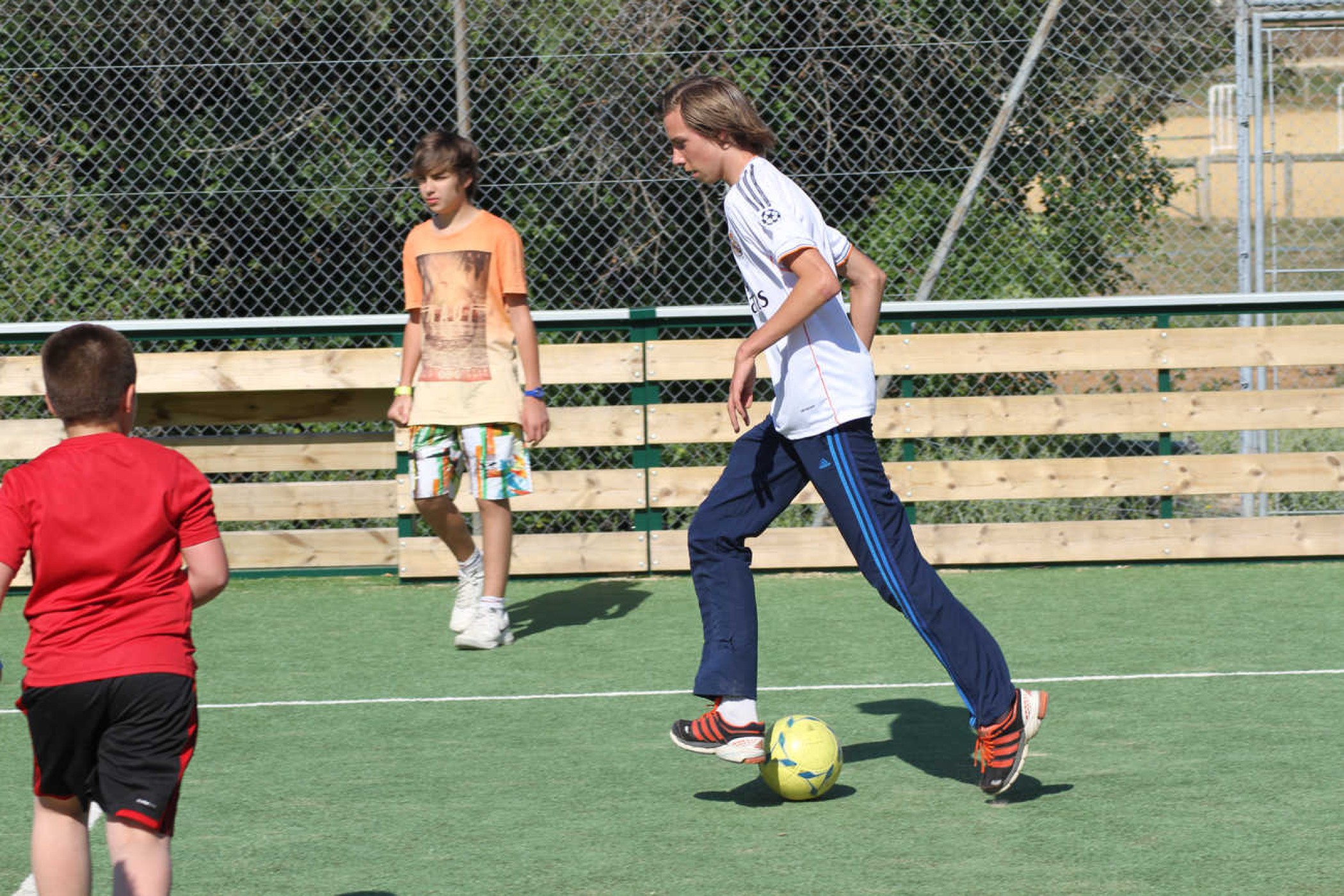 Enfants jouant au foot sur le city stade