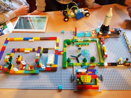 Photo du séjour scolaire thématique : robotique, montrant une maquette construite en lego